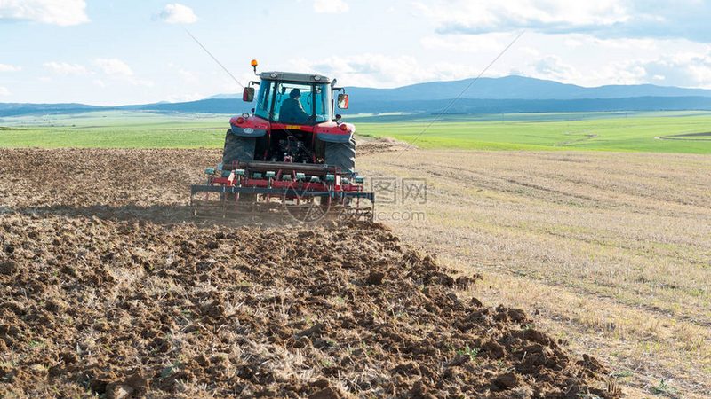 散养鸡喂料机：如何选择合适的半自动喂料机**